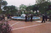 la fontana a forma di balena, simbolo della piazza