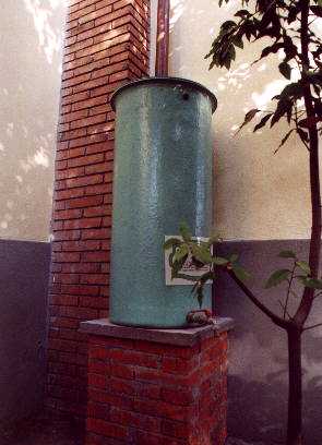 Il serbatoio di raccolta di acqua piovana collegata d un discendete del tetto. L'acqua raccolta serve per alimentare lo stagno didattico