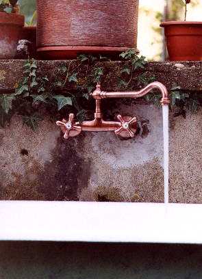 Particolare della fontana: il rubinetto in rame
