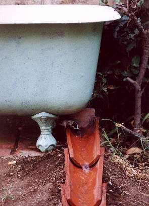 Particolare della fontana: lo scolo fatto con le tegole che porta l'acqua in eccesso allo stagno