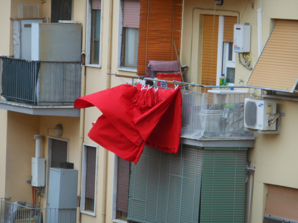 [Roma, balcone con lenzuola. foto di Stefano Petrella]