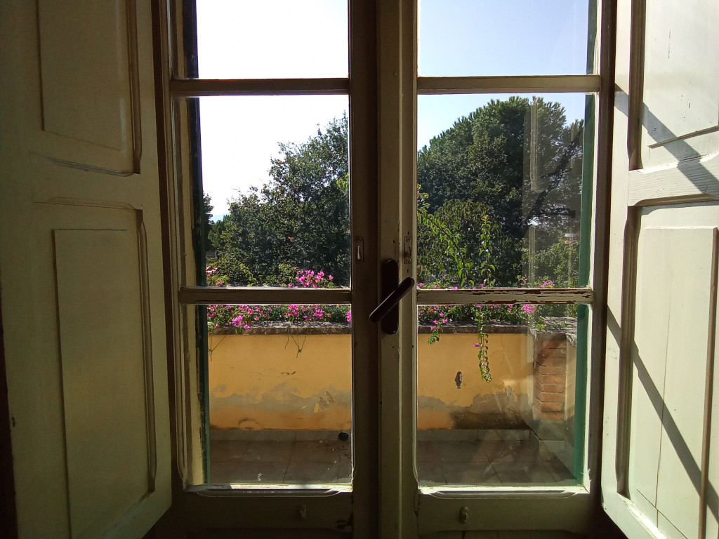 finestra con bouganville al Casale Podere Rosa