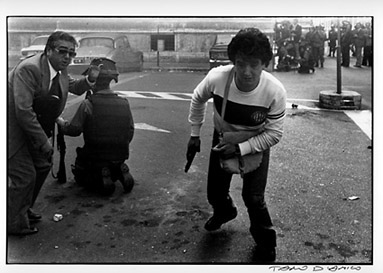 12 maggio 1977. Poliziotto in borghese con pistola durante gli scontri in cui fu uccisa Giorgiana Masi, celebre immagine di Tano D'Amico / Pubblico dominio, https://it.wikipedia.org/w/index.php?curid=855596